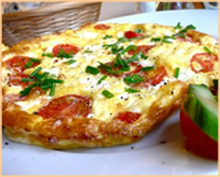 Frittata con pomodori e formaggio blu di capra