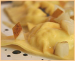 Ravioli al formaggio di fossa con salsa di pere e balsamico